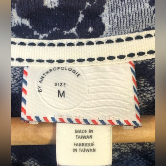 ANTHROPOLOGIE shirt sz M Pretty textured navy floral Lots of stretch Barely worn - Picture 4 of 7